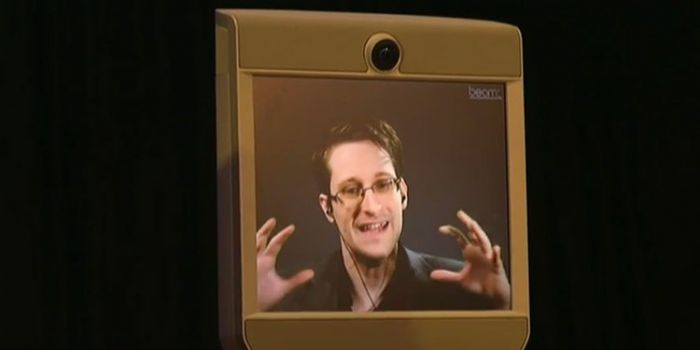 Snowden: Ecco perché non bisogna fidarsi di Facebook