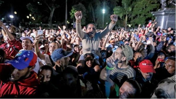 La cronaca da Caracas dello storico voto di ieri: Siamo qui per esercitare un diritto che nessuno ci può negare: né Trump, né i guarimberos. Ditelo, ai politici italiani...” La cronaca da Caracas dello storico voto di ieri: Siamo qui per esercitare un diritto che nessuno ci può negare: né Trump, né i guarimberos. Ditelo, ai politici italiani...”