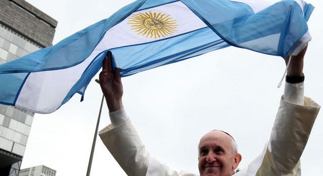 Papa Francesco agli argentini: «Camminiamo verso la Patria Grande, quella che sognarono San Martín e Bolívar»