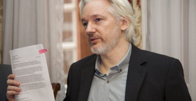 Lettera di Assange: le virtù di Chavez hanno scosso la Terra