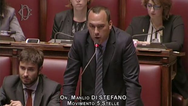 Siria, M5s chiede fine delle sanzioni e dialogo con Assad. Renzi rispondi