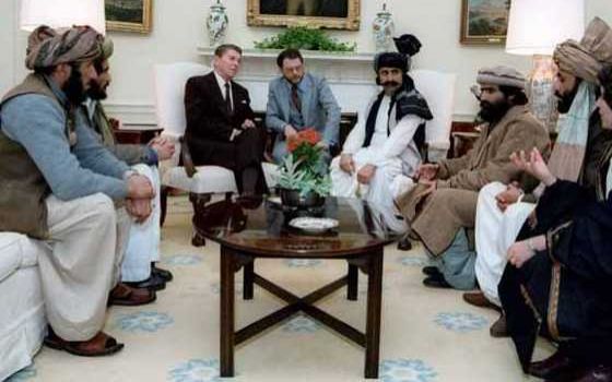 All'origine delle relazioni Isis-Usa: quando Reagan accoglieva i Mujahideen alla Casa Bianca