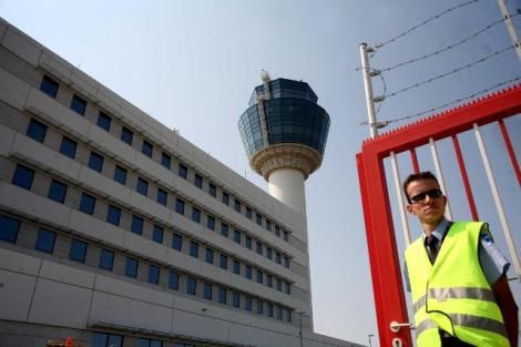 Aeroporto di Atene offre ai giovani come salario solo il rimborso del trasporto