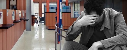 “Prendetelo non posso più sfamarlo”. Un padre disoccupato disperato entra così nell'ufficio delle imposte di Rodi