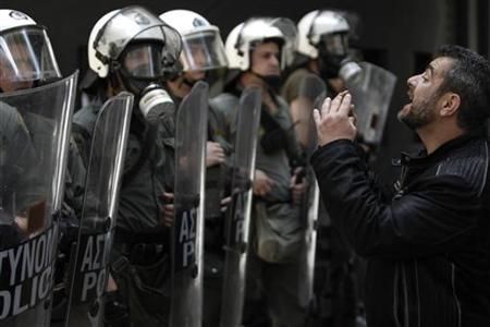 Il prelievo forzoso dai depositi dei debitori senza notifica è ora costituzionale in Grecia