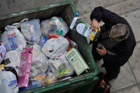 Povertà materiale Ue: cresce nei paesi nell'euro, diminuisce negli altri