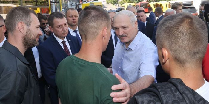 Bielorussia, Lukashenko incontra gli operai in sciopero: «Usate il ...