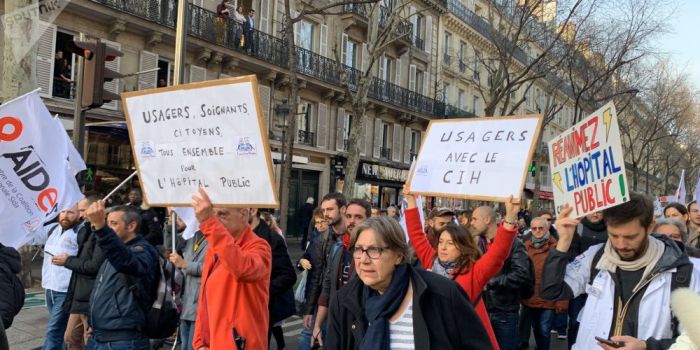 Diretta Video. Francia paralizzata. Continuano scioperi e proteste contro la riforma delle pensioni. Scontri a Parigi e Nantes