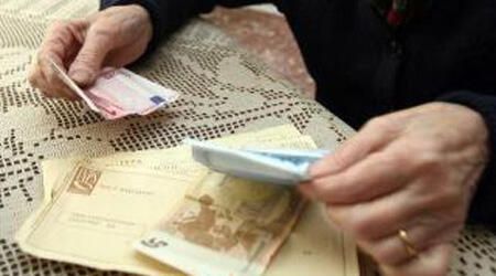  Depravazione della finanza: Signora di 80 anni cacciata a pedate da una banca