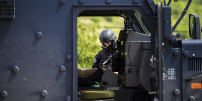 La Serbia sull'orlo della guerra con il Kosovo dopo gli scontri in una enclave serba. Arrestato funzionario russo dell'ONU