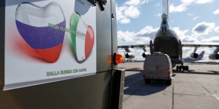 La Russia invia il suo decimo piano militare per aiutare l'Italia a fronteggiare il Covid-19