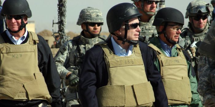 Breve storia di John McCain: il guerrafondaio che ha promosso la diffusione della morte in tutto il mondo