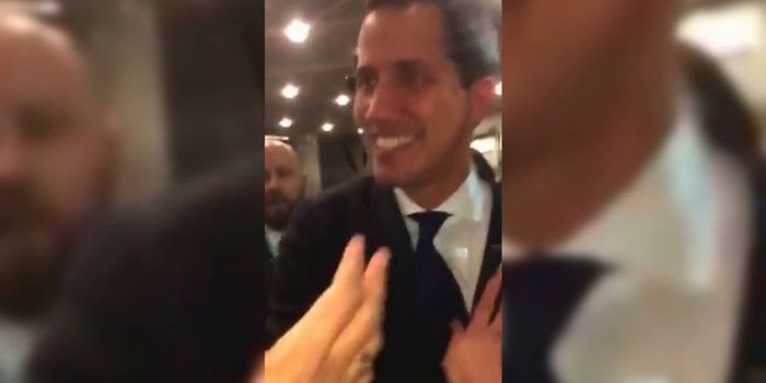 (VIDEO) Contestato anche a Bruxelles: il golpista Guaidó colpito con una torta all'esterno del Parlamento Europeo
