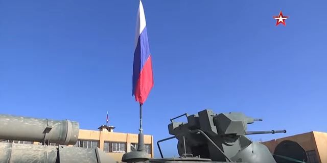 Video Le Truppe Di Mosca Fanno Sventolare La Bandiera Della Russia Su Una Base In Siria Abbandonata Dagli Usa Siria E Dintorni L Antidiplomatico