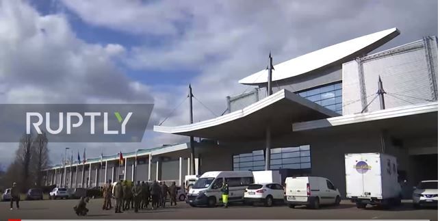 (Video) Bergamo. Gli esperti russi preparano ospedale da campo con 142 posti letto per curare gli ammalati da Covid-19