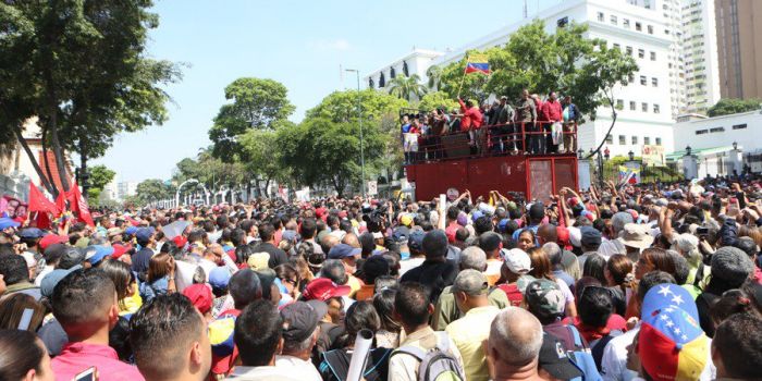 Venezuela, il popolo in massa difende Maduro e Lopez si rifugia nell'ambasciata cilena. Il golpe è fallito