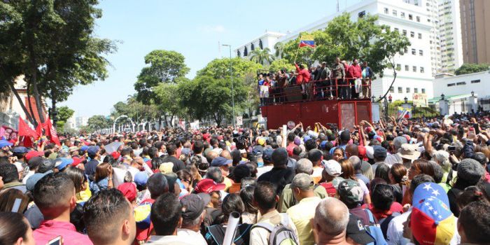 Venezuela, il popolo in massa difende Maduro e Lopez si rifugia nell'ambasciata cilena. Il golpe Ã¨ fallito