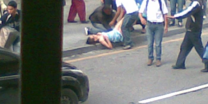 Venezuela, giovane partorisce in strada. L'ultima fake news di Repubblica diventa virale Venezuela, giovane partorisce in strada. L'ultima fake news di Repubblica diventa virale