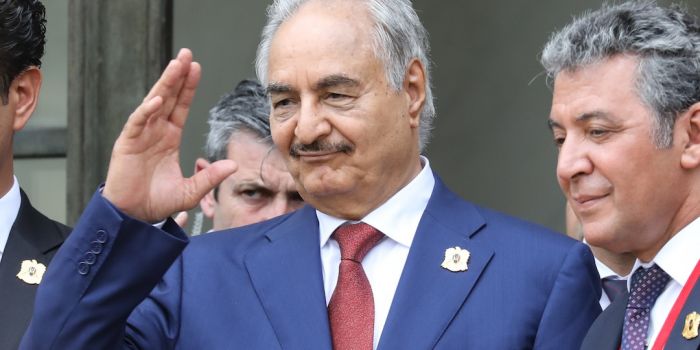 Chi è Haftar? Il ritratto di Alberto Negri sul generalissimo “americano” traditore di Gheddafi che piace anche ai russi