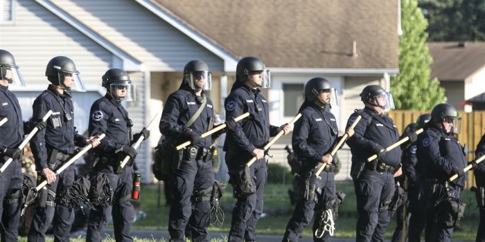 Video shock. Minneapolis, con i cori della guerra in Iraq la Polizia spara contro i residenti nelle loro case