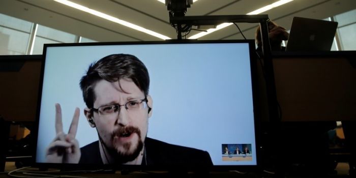 Guerra contro il giornalismo: Snowden ripudia le accuse presentate dagli Stati Uniti contro Assange