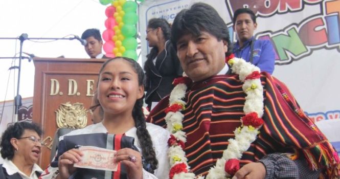 La Bolivia con le nazionalizzazioni consegna un bonus agli studenti da 12 anni