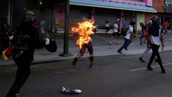 Ma Amnesty International quando condannerà chi brucia vivi i chavisti e il fascismo in Venezuela