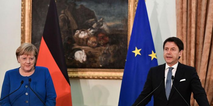 Ora che Deutsche Bank è in fallimento la Merkel accelera per l'Unione Bancaria: Conte non ceda al ricatto Ora che Deutsche Bank è in fallimento la Merkel accelera per l'Unione Bancaria: Conte non ceda al ricatto