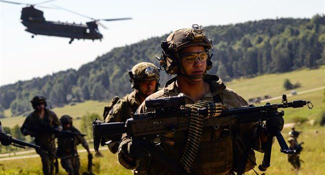 uomini militari con grossi