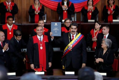 Venezuela, Maduro ha giurato: Abbiamo rispettato la democrazia, la Costituzione e il nostro popolo Venezuela, Maduro ha giurato: Abbiamo rispettato la democrazia, la Costituzione e il nostro popolo