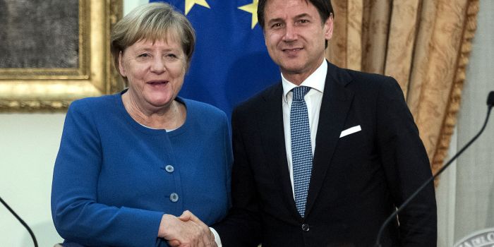 La Merkel chiede riforme (cioè macelleria sociale) La Merkel chiede riforme (cioè macelleria sociale)