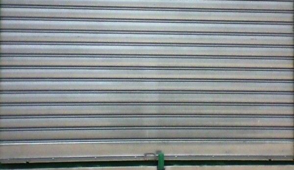 Ci schiacciano e non reagiamo. Il problema siamo noi, noi saracinesche